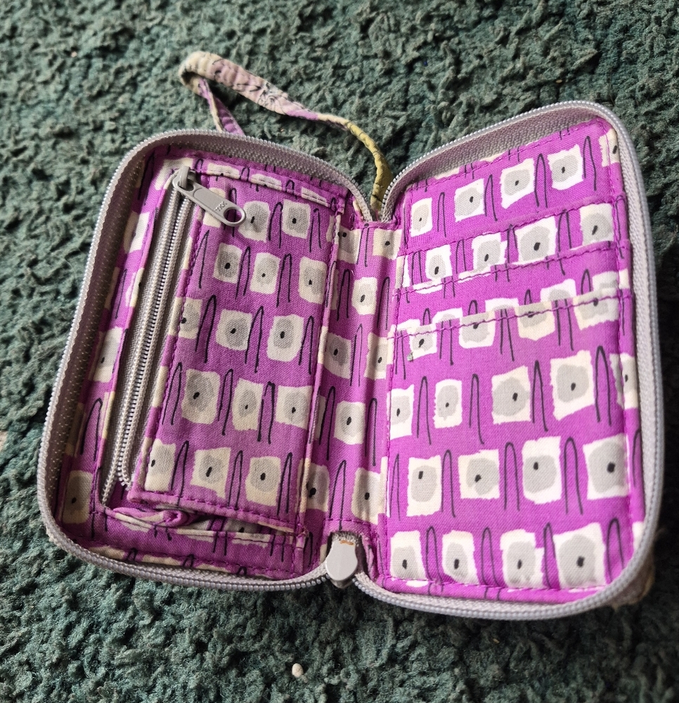 Vera Bradley Floral Quilted Waĺlet with Wristlet Strap - Picture 7 of 8